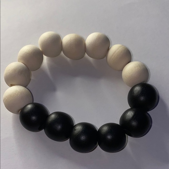 Black and White Beaded Bracelet - Picture 1 of 3